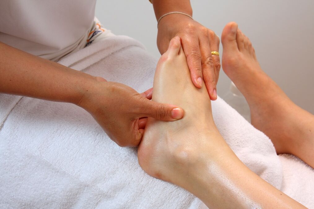 Massage de la cheville pour l'arthrose