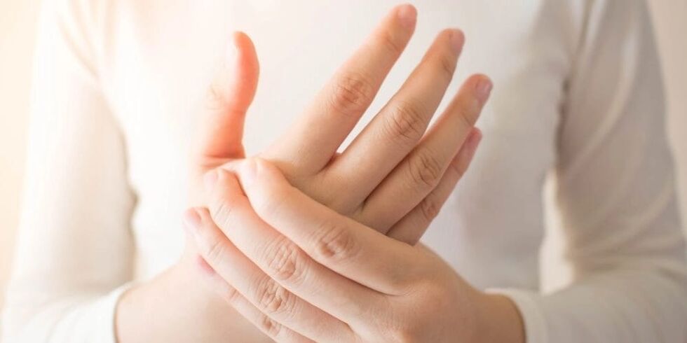 Avec la goutte, une douleur aiguë apparaît dans les articulations des doigts, accompagnée d'une croissance osseuse sur les phalanges.