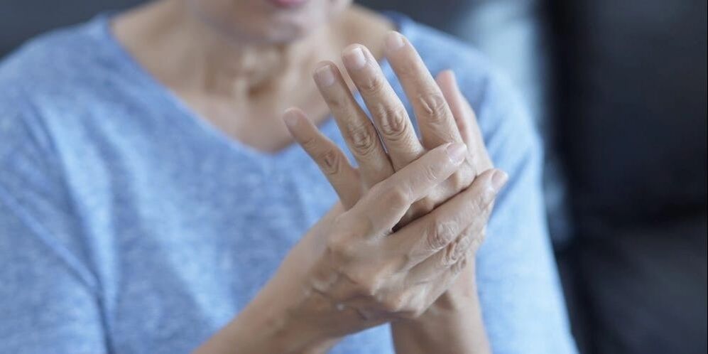 L'arthrose se manifeste par des crampes musculaires, un léger gonflement et des douleurs au niveau des articulations des doigts.