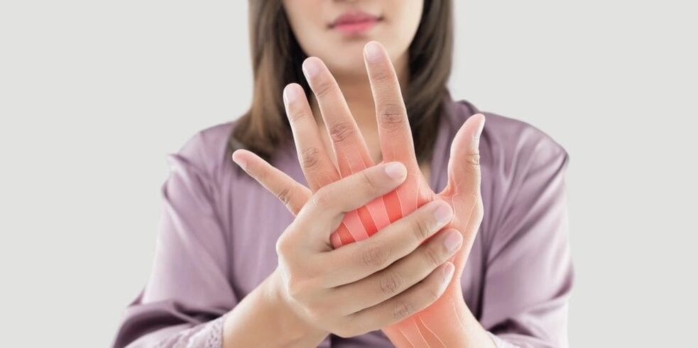 Une rougeur de la peau et une douleur croissante dans les articulations des doigts sont des symptômes de la polyarthrite rhumatoïde.