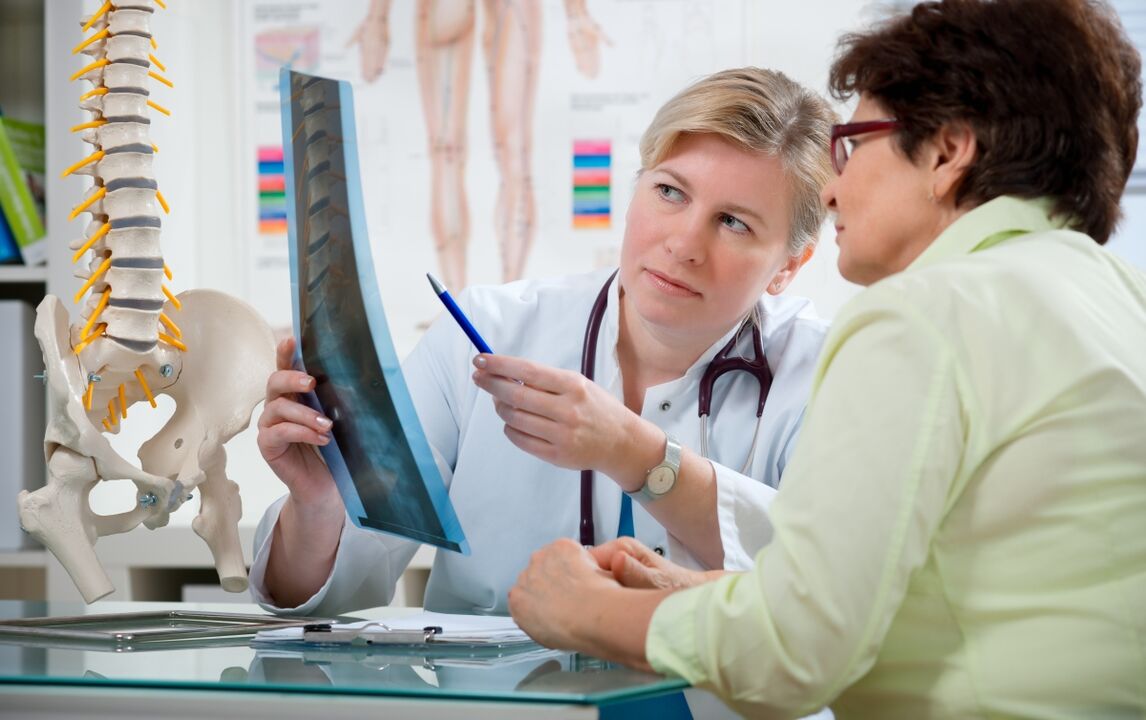 Le médecin donne des recommandations pour l'ostéochondrose cervicale